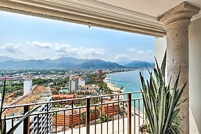 Beachfront Resort Condo w/ Wraparound Balcony!