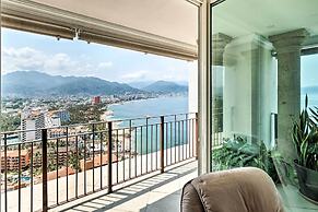 Beachfront Resort Condo w/ Wraparound Balcony!