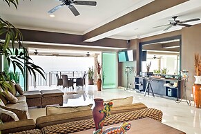 Beachfront Resort Condo w/ Wraparound Balcony!