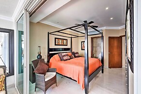 Beachfront Resort Condo w/ Wraparound Balcony!