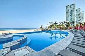 Beachfront Resort Condo w/ Wraparound Balcony!