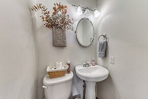 Condo w/ Hot Tub ~ 4 Miles to Ruidoso Winter Park!