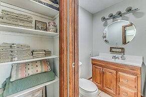 Condo w/ Hot Tub ~ 4 Miles to Ruidoso Winter Park!