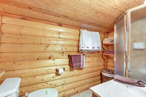 Backyard & Porch: Rural Cosby Log Cabin!