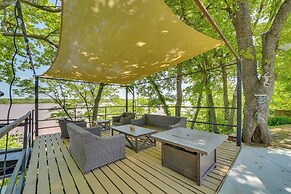 Waterfront Retreat w/ Deck on Lake Eufaula!