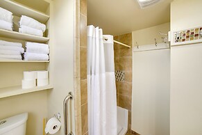 Walk to Water St & River: Quaint Saugatuck Apt