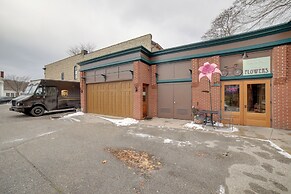 Walk to Water St & River: Quaint Saugatuck Apt