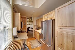 Walk to Water St & River: Quaint Saugatuck Apt