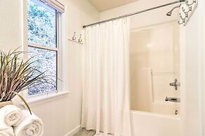 Idyllic Creekside Bryson City Gem w/ Hot Tub!