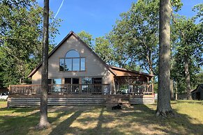 Peaceful Long Lake Cottage w/ Deck, Dock & Kayaks!