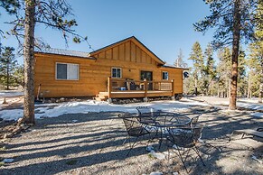 Quiet Mtn Cabin w/ Deck < 5 Mi to Fairplay Beach!