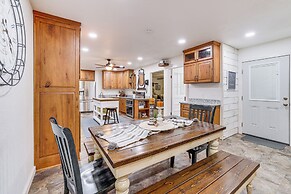 Beaver Lake Getaway w/ 2 Decks, Grill, & Views!