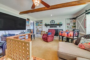 Walk to Lake Texoma: Family-friendly Retreat!