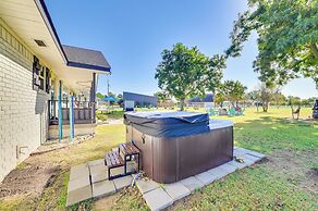 Walk to Lake Texoma: Family-friendly Retreat!