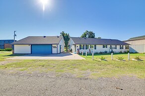 Walk to Lake Texoma: Family-friendly Retreat!