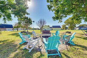 Walk to Lake Texoma: Family-friendly Retreat!
