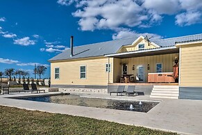 Pool, Hot Tub & Game Room: Schulenburg Retreat