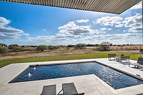 Pool, Hot Tub & Game Room: Schulenburg Retreat