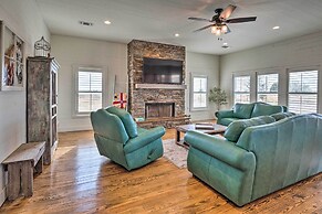 Pool, Hot Tub & Game Room: Schulenburg Retreat