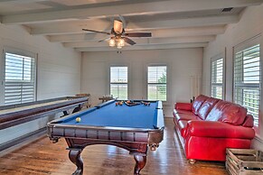 Pool, Hot Tub & Game Room: Schulenburg Retreat
