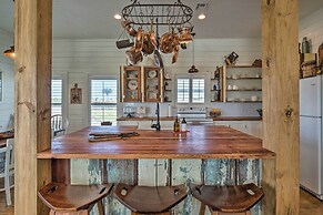 Pool, Hot Tub & Game Room: Schulenburg Retreat