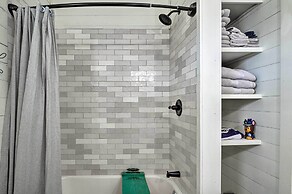 Pool, Hot Tub & Game Room: Schulenburg Retreat