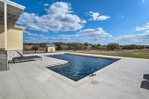 Pool, Hot Tub & Game Room: Schulenburg Retreat