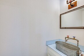 7 Mi to Winery: Lakefront Rockwall Home w/ Deck