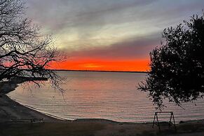 7 Mi to Winery: Lakefront Rockwall Home w/ Deck