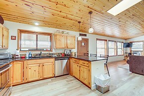 Strawberry Hideaway in the Pines w/ Hot Tub!