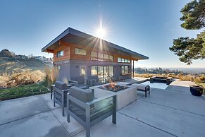 Luxe, Modern Studio w/ Sweeping City Views!