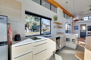 Luxe, Modern Studio w/ Sweeping City Views!