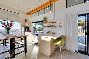 Luxe, Modern Studio w/ Sweeping City Views!