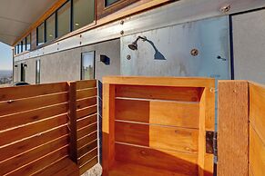 Luxe, Modern Studio w/ Sweeping City Views!