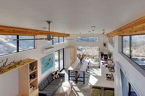 Luxe, Modern Studio w/ Sweeping City Views!