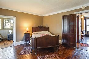 Victorian Home w/ Porch: 6 Mi to Hickory Run Park!