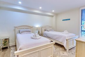 Walk to Pier & Golf: Heart of Harbour Town Condo