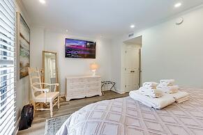 Walk to Pier & Golf: Heart of Harbour Town Condo