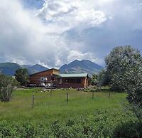 Emigrant Cabin on 10 Acres w/ BBQ & Peaceful Views