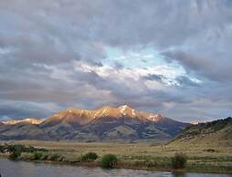 Emigrant Cabin on 10 Acres w/ BBQ & Peaceful Views