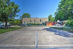 Charming Saugatuck Condo w/ Private Deck + Grill!