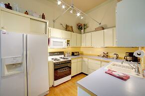 Charming Saugatuck Condo w/ Private Deck + Grill!