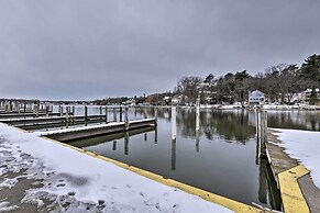 Charming Saugatuck Condo w/ Private Deck + Grill!