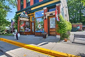 Charming Saugatuck Condo w/ Private Deck + Grill!