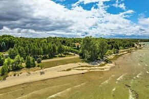 Upscale Earl Young Charlevoix Cottage w/ Deck!