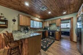 Well-appointed Alto Cabin w/ Fire Pit & Pool Table