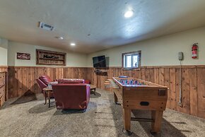 Well-appointed Alto Cabin w/ Fire Pit & Pool Table