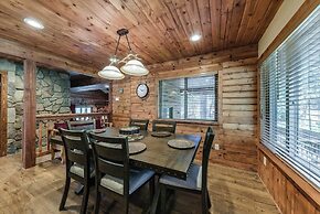 Well-appointed Alto Cabin w/ Fire Pit & Pool Table