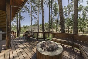 Well-appointed Alto Cabin w/ Fire Pit & Pool Table
