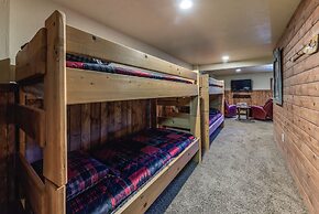 Well-appointed Alto Cabin w/ Fire Pit & Pool Table